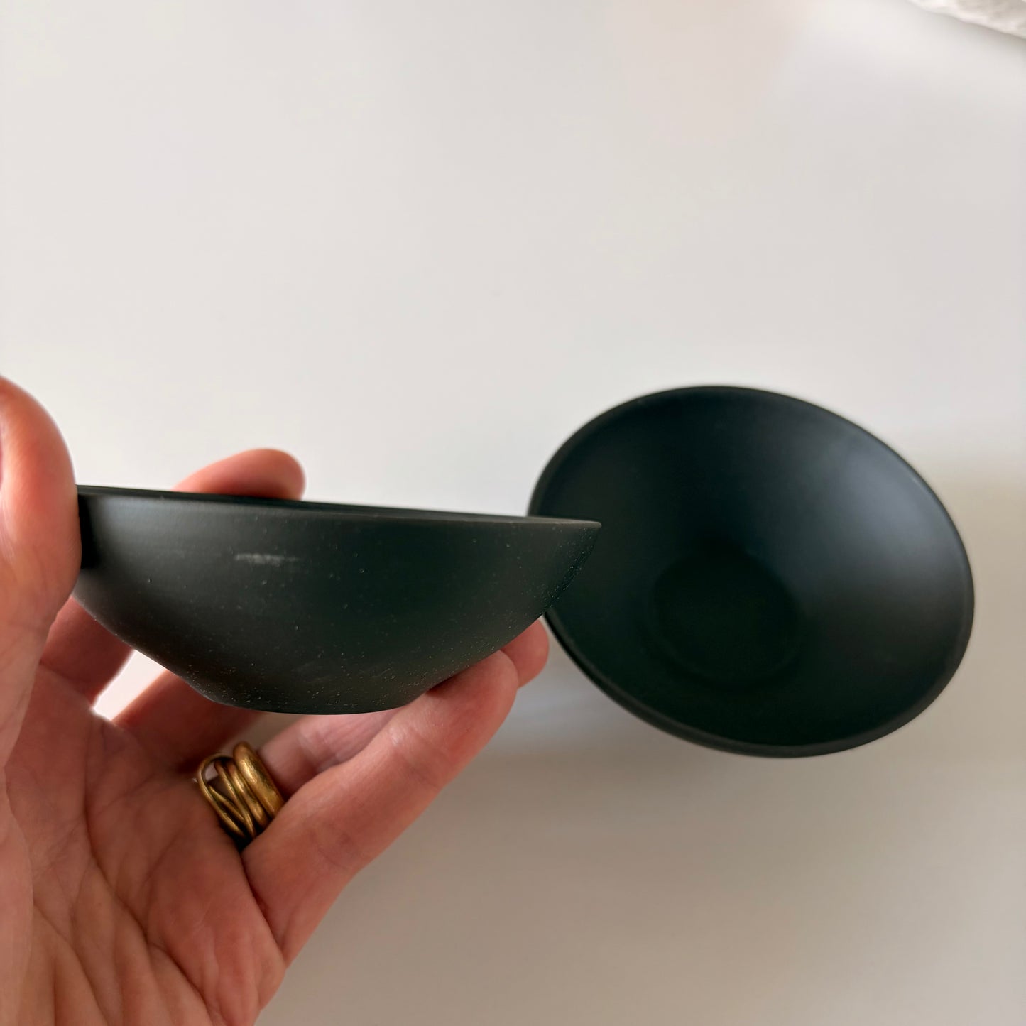 Du maži juodi puodeliai/ yunomi Jinsui