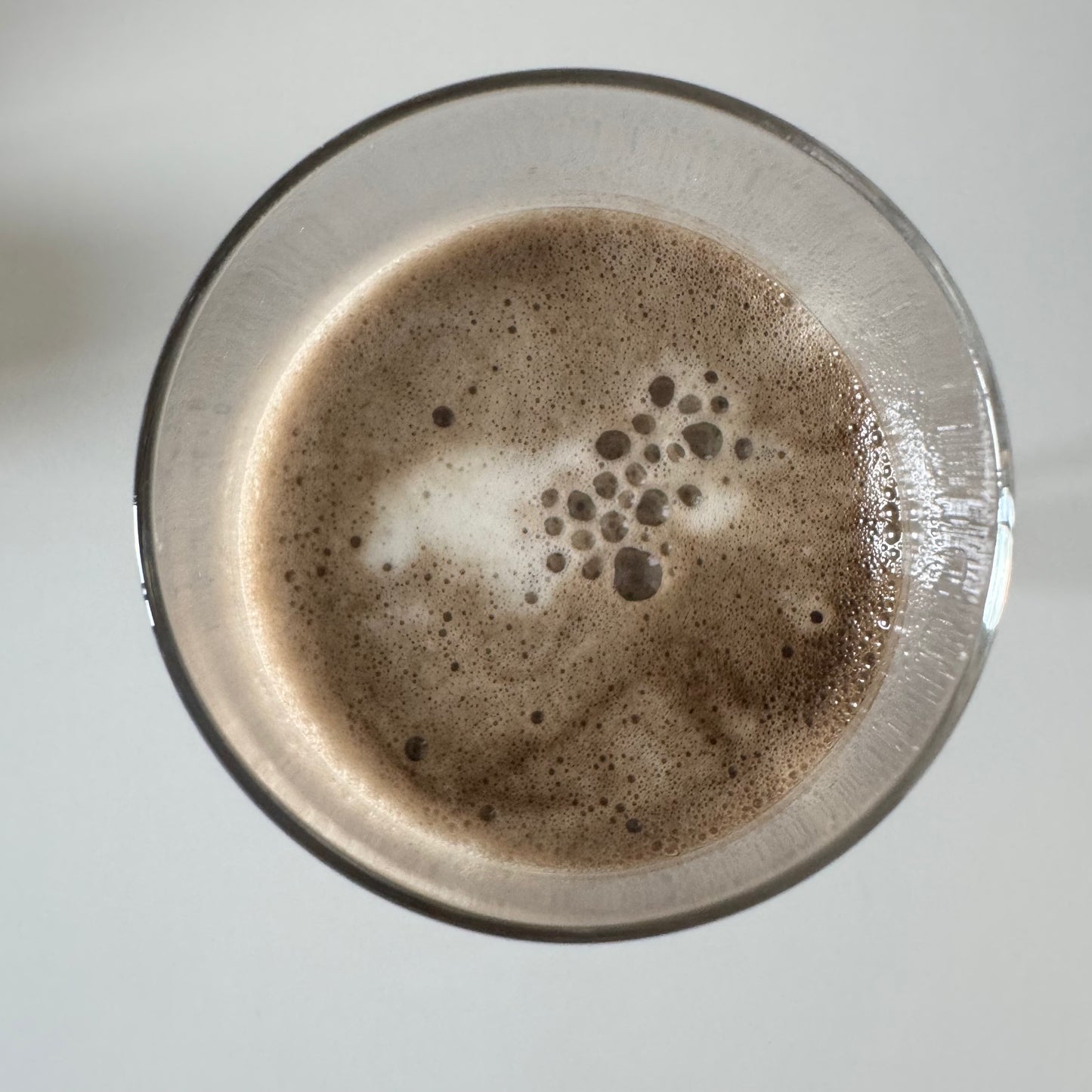 Hojicha arbata su pienu ir ledukais