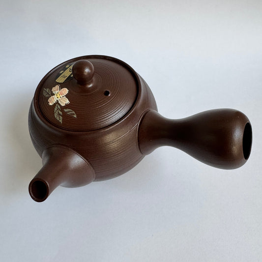 Arbatinukas su sakurų ornamentais