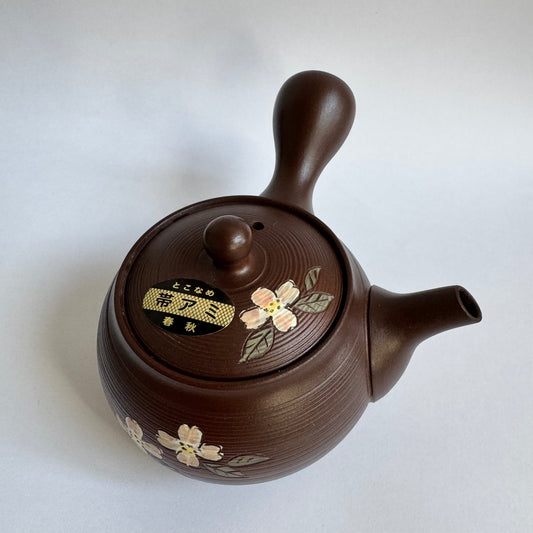 Arbatinukas su sakurų ornamentais