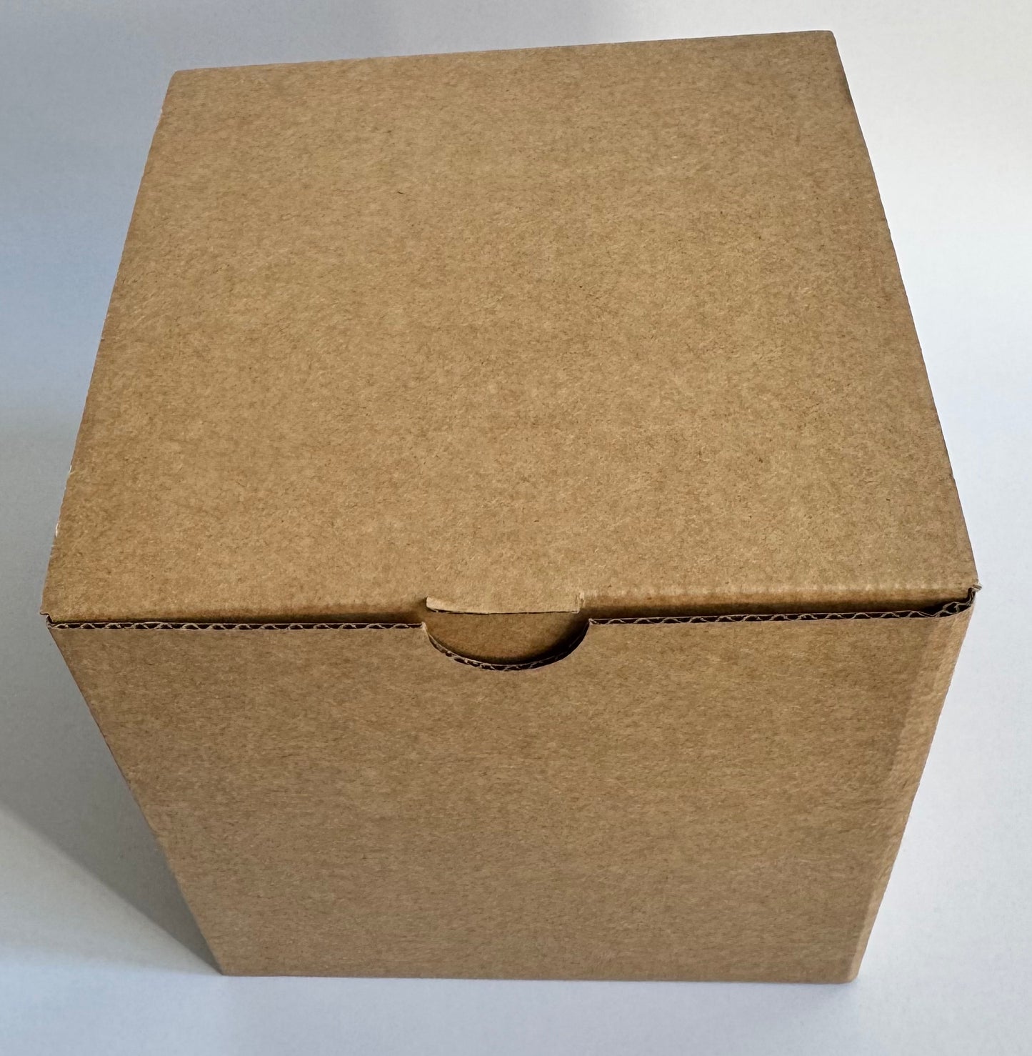 Nedidelis puodelis su sakurų ornamentais