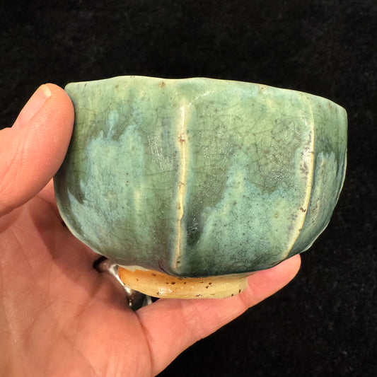 Žalias briaunuotas puodelis