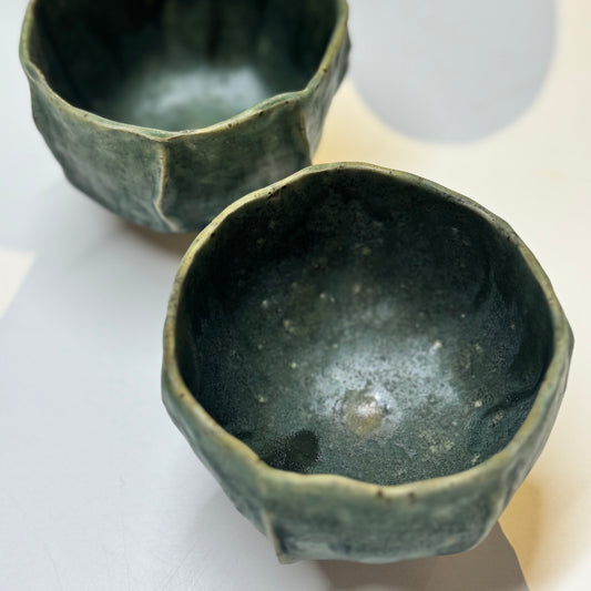 Žalias briaunuotas puodelis