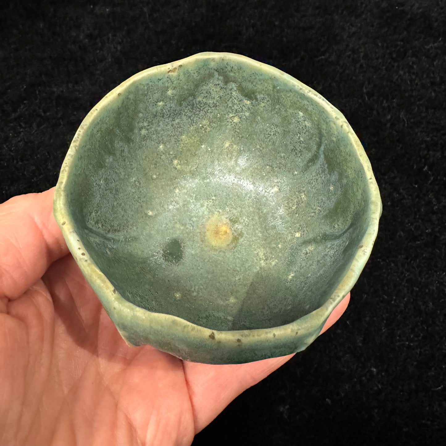 Žalias briaunuotas puodelis