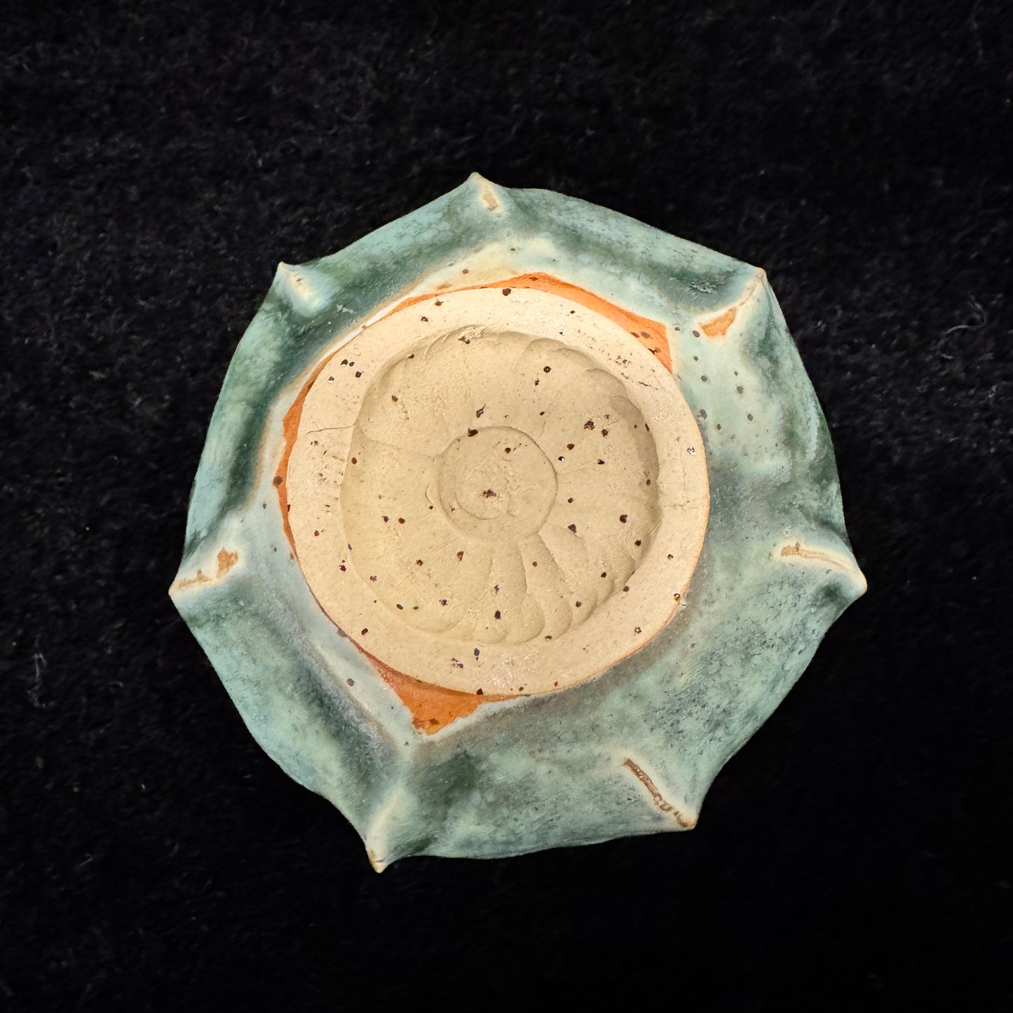 Žalias briaunuotas puodelis