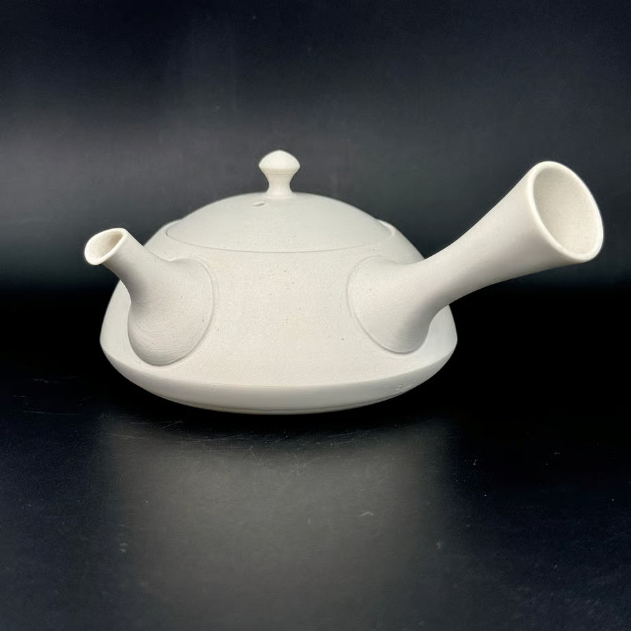 Baltas meistro Tokuta Fujita arbatinukas