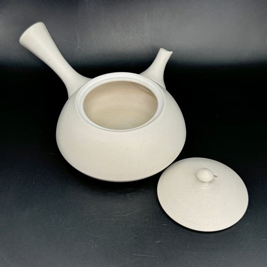 Baltas meistro Tokuta Fujita arbatinukas