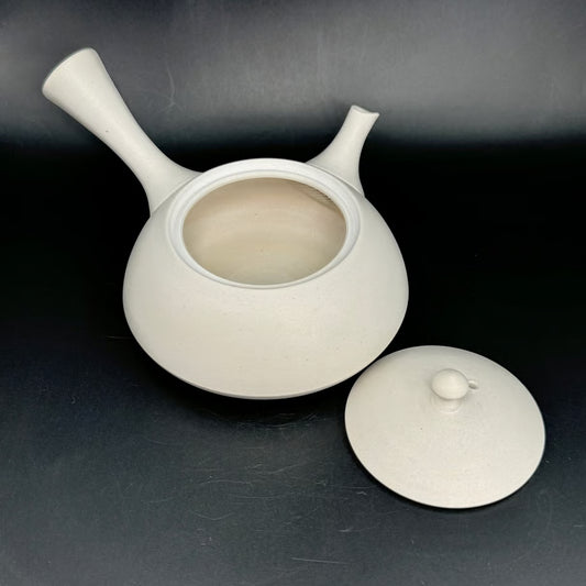 Baltas meistro Tokuta Fujita arbatinukas