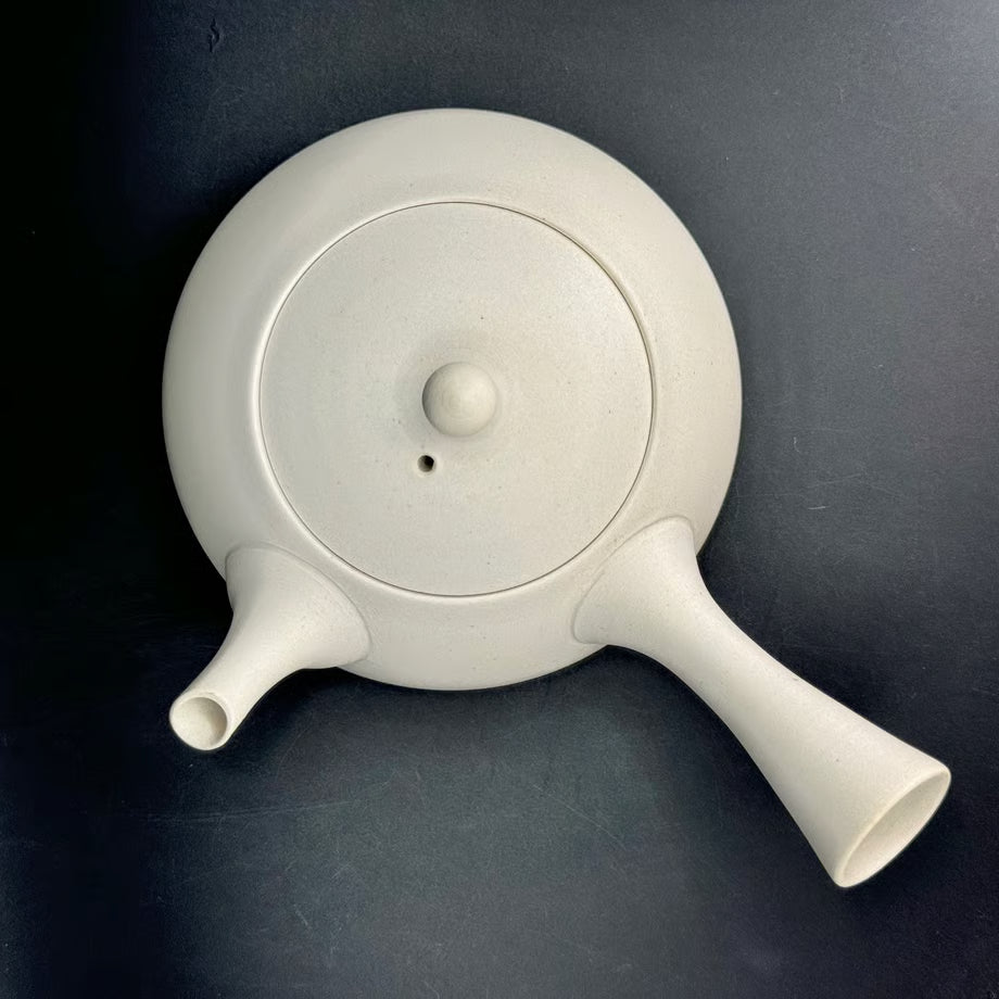 Baltas meistro Tokuta Fujita arbatinukas