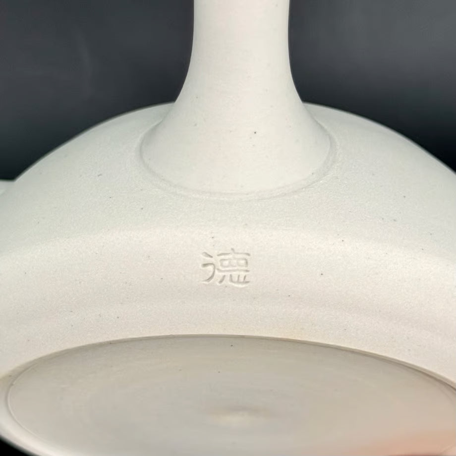 Baltas meistro Tokuta Fujita arbatinukas