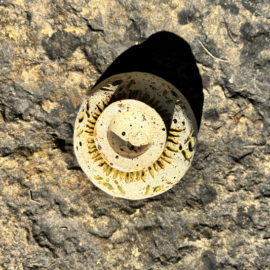 Puodelis su sakurų ornamentais